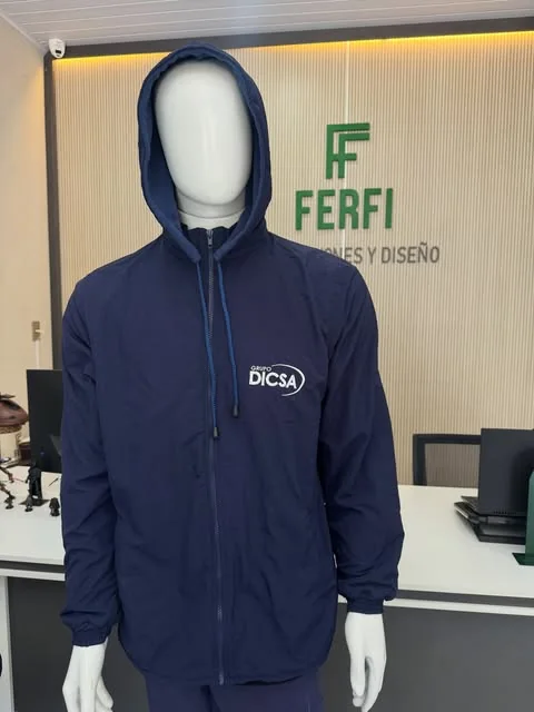 Campera azul marino con capucha y logo de DICSA