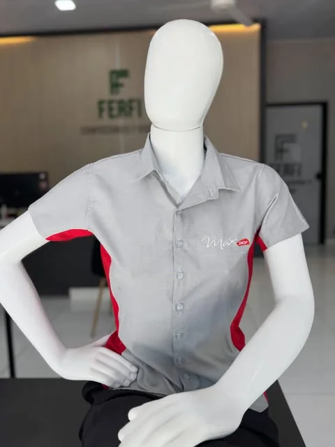 Camisa gris con laterales rojos y logo bordado de Max Shop
