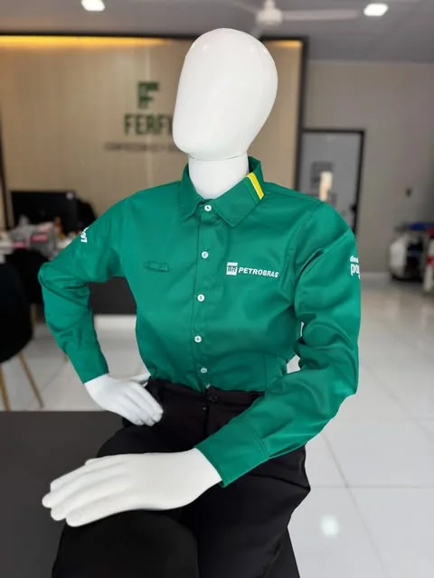 Camisa manga larga verde con logo de Petrobras, en un maniquí del showroom de FERFI