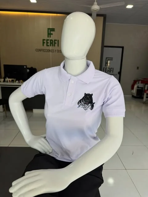 Chomba blanca de la promoción 2027 con una pantera estampada