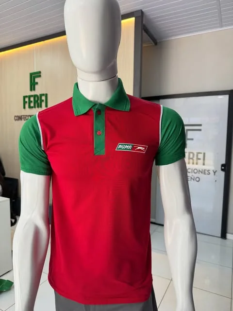 Chomba roja con mangas y cuello verdes y logo de Puma