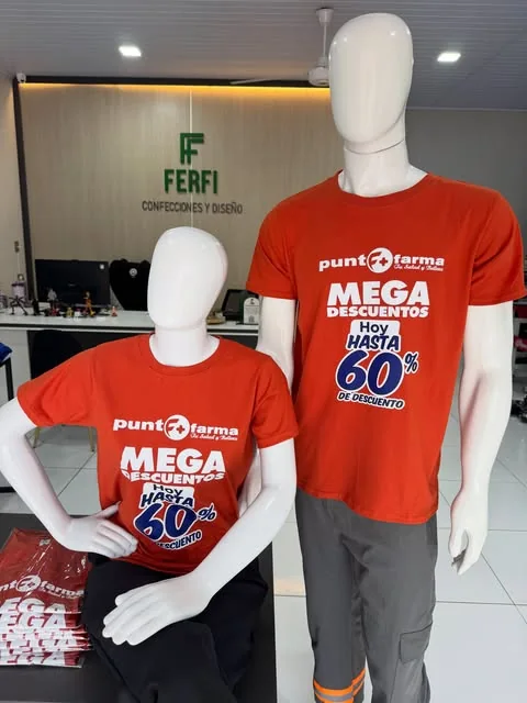 Dos remeras naranjas de campaña de Punto Farma en maniquíes