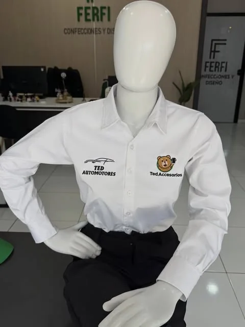 Camisa blanca con logos bordados de TED Automotores y Ted Accesorios