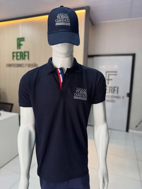 Chomba azul marino y gorra con logo bordado de Tejidos Caaguazú