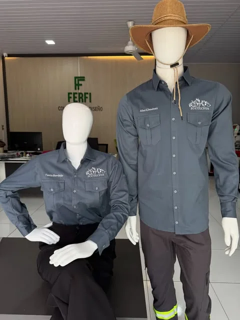 Camisas grises de trabajo, de dama y de caballero, con logo de Zootecnia y nombre bordado